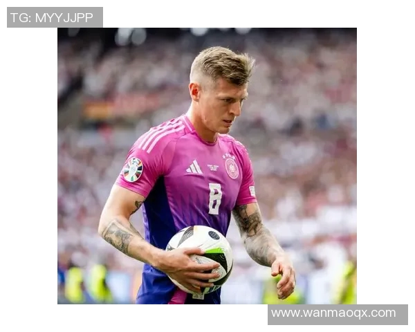 克罗斯在足球世界的传奇之路与未来展望：从天才少年到中场大师的成长历程